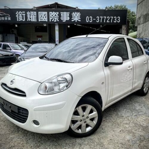 2017年 NISSAN MARCH 白